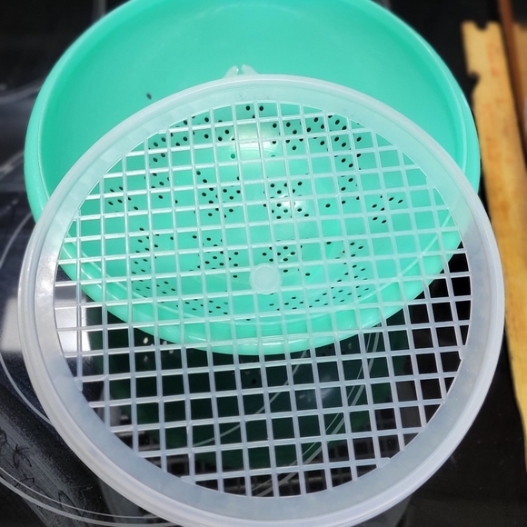 VERY VINTAGE GREEN Tupperware sieve, colander 339-8 with straining lid 516-7 - Picture 3 of 9